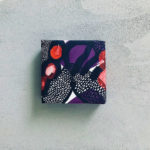 紫と赤と黒の個性的な包装紙